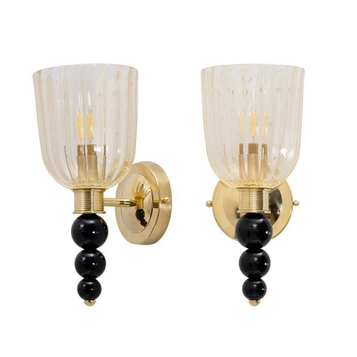 Par de apliques de pared italianos de cristal de Murano con inclusiones de polvo de oro y latón.