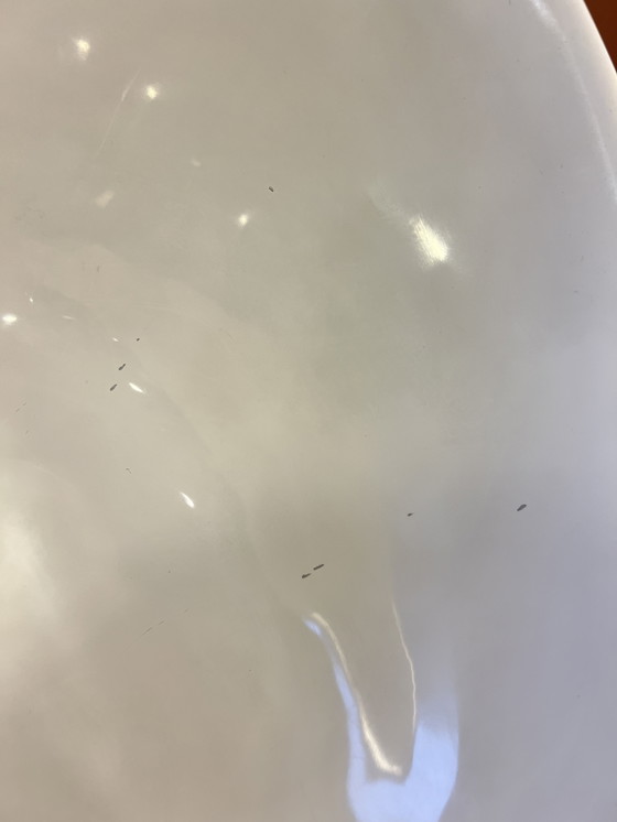 Image 1 of ¡Una rareza! Conjunto de dos sillas blancas de media concha y una mesa abatible, fabricados en los años 90.