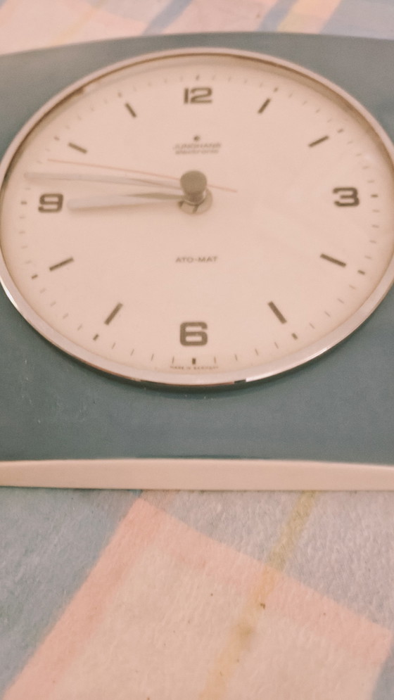 Image 1 of MUSEUMSTAAT: Werkende Junghans ATO-MAT Wandklok – Petrol Keramiek – Jaren '60