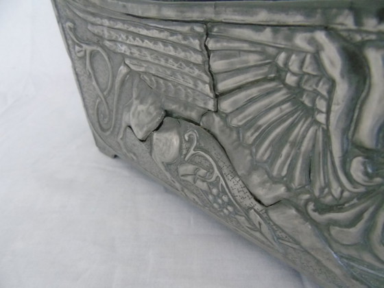 Image 1 of Porte-bouteille vintage français Art Nouveau en étain, motif griffon, berceau de bouteille gothique en relief, centre de table d