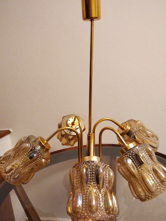 Image 1 of Szarvasi Mid Century kroonluchter met amberkleurige glazen bollen en rode onderkant | Vintage lamp uit de jaren 70, Hongarije