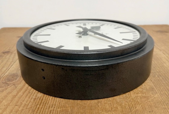 Image 1 of Reloj de pared industrial negro de Siemens, década de 1950.