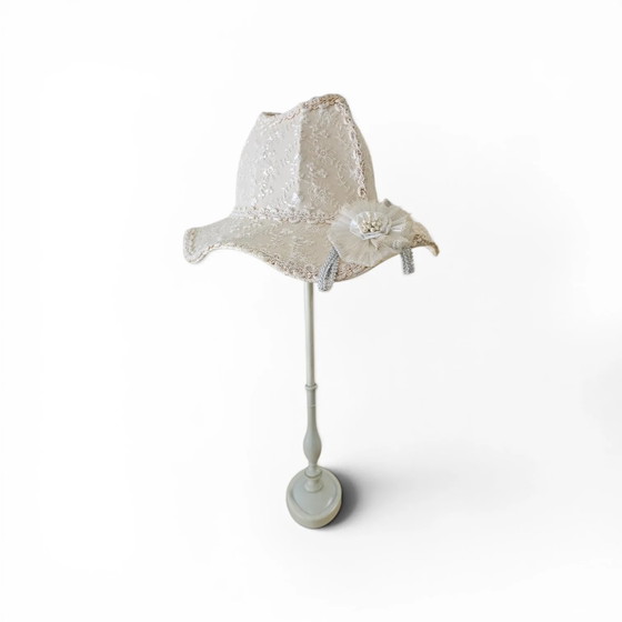 2 x Lampade barocche con forma unica a cappello, realizzate in pizzo e decorate con un grande fiore (photo 2 of 11)