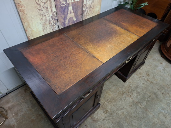 Image 1 of Klassiek teakhouten bureau, schrijftafel, desk met mooi geleefd ingelegd leer, lichte kromming in bovenblad