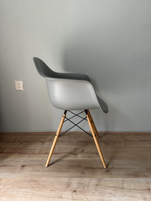 Vitra Eames Plastic Chair DAW