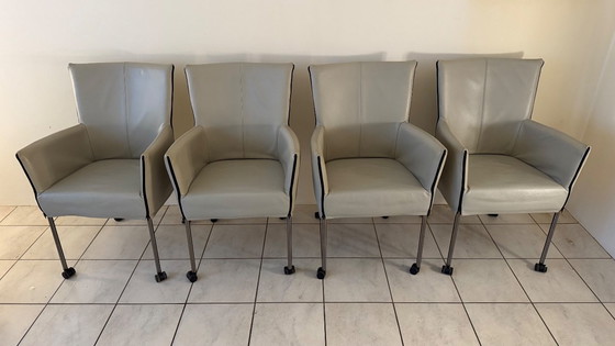 Image 1 of 4 eetkamerstoelen, leer merk Goossens (met wieltjes)