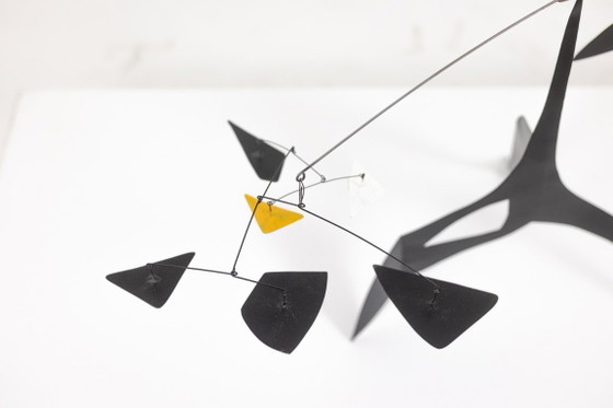 Image 1 of Olivier Vonet. Sculptuur in zwart, geel en wit gelakt metaal. Hedendaags.