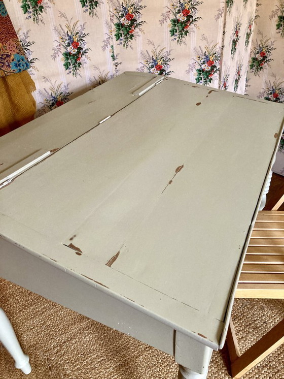 Image 1 of Escritorio antiguo de madera con frente inclinado, frente abatible y patas torneadas