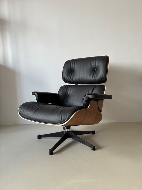 Image 1 of Vitra Eames Lounge Chair & Ottoman NIEUW