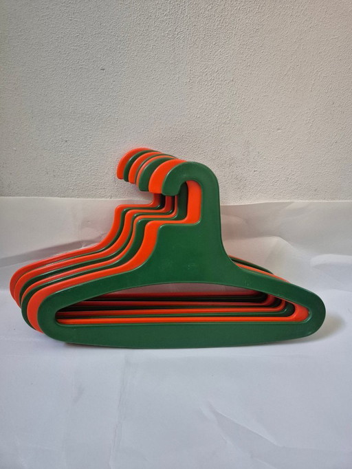 8 space age kledinghangers 1970s kunststof