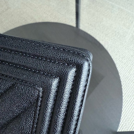 Image 1 of Chanel Boy Medium - Caviar 25CM generfd kalfsleer met chevronpatroon in zwart met gouden hardware