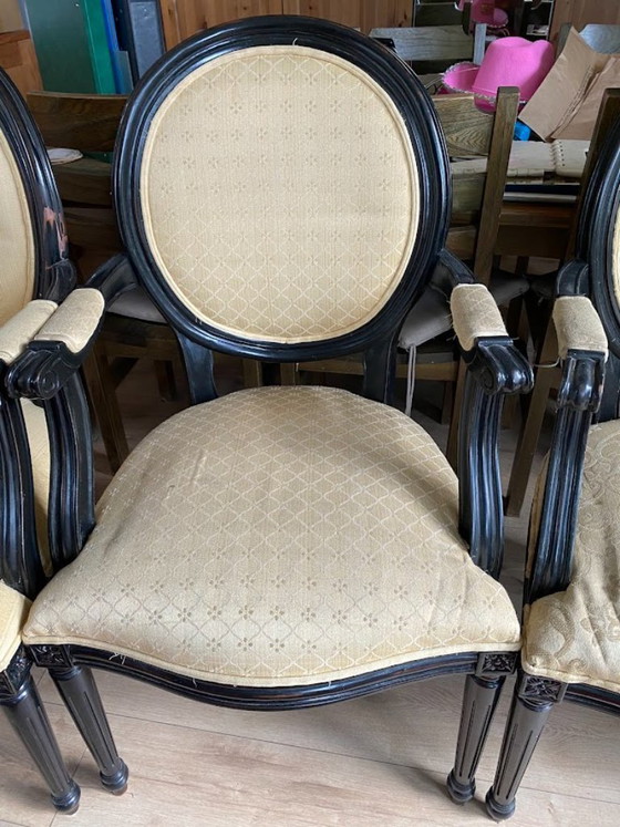 Image 1 of Ensemble de salle à manger classique en bois massif - 8 chaises à médaillon