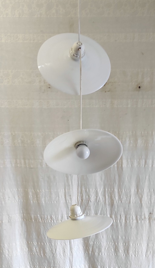 Hanglamp/draaglamp met 3 opalen kappen - midden 20e eeuw