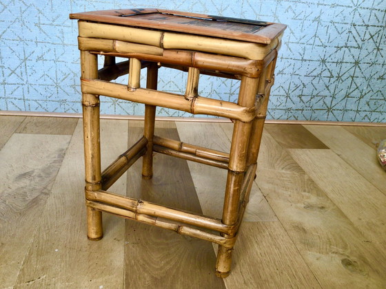 Image 1 of Conjunto de 2 mesas auxiliares de ratán de mediados del siglo XX.