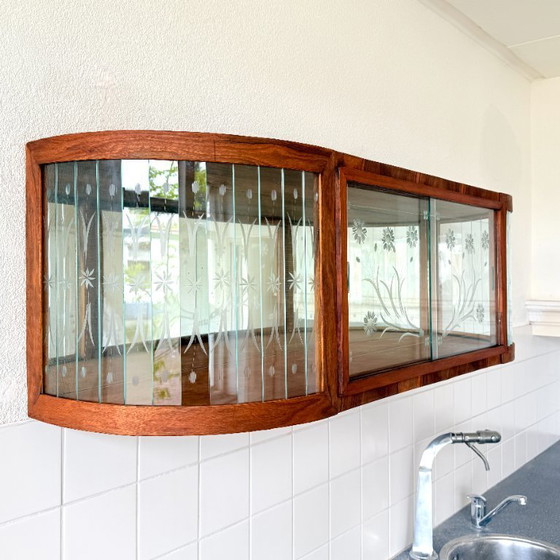 Image 1 of Art-deco stijl hangvitrine met bloemgravure