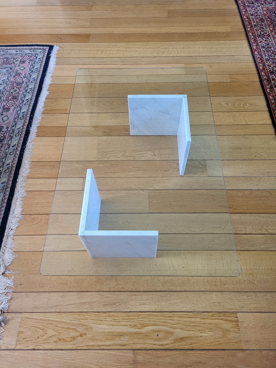Image 1 of Table basse en verre avec base en marbre blanc