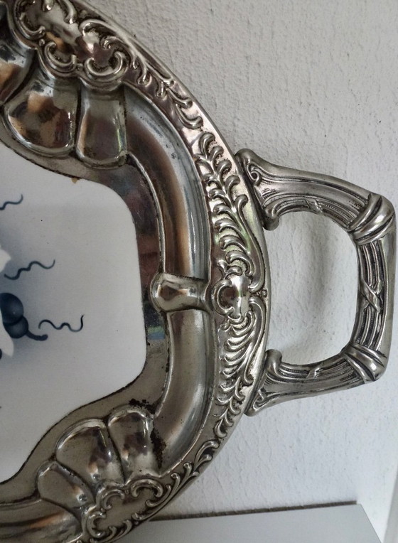 Image 1 of Vassoio d'epoca, bordo argentato, con centrotavola decorativo in porcellana.