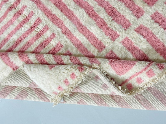 Image 1 of Tappeto marocchino geometrico rosa: 300x200 cm, annodato a mano in lana Beni Ourain.