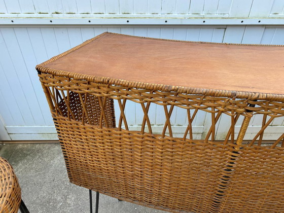 Image 1 of Bancone da bar vintage anni '50 con due sgabelli in rattan e metallo