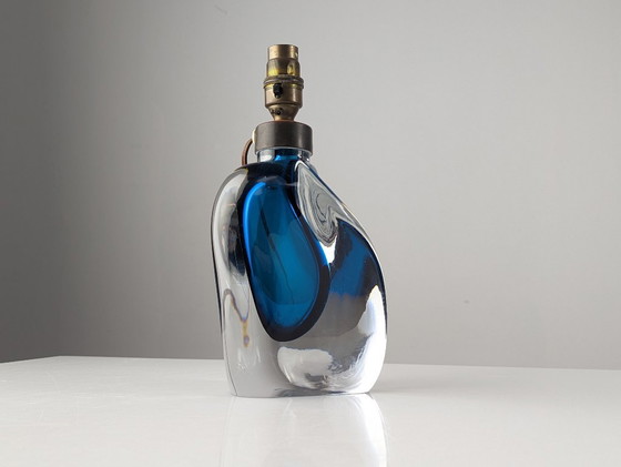 Image 1 of Orrefors Schwedische Moderne Tischlampe aus blauem Überfangglas, nummeriert, 1950er Jahre