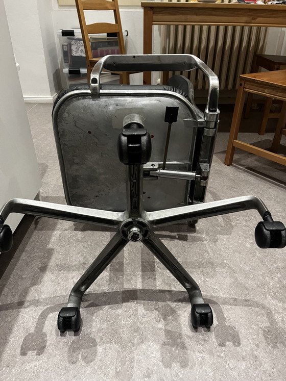 Vintage High Back Swivel Chair – Supporto Design / Frederick Scott – 1970s – Aluminium, Leather (photo 3 of 5)