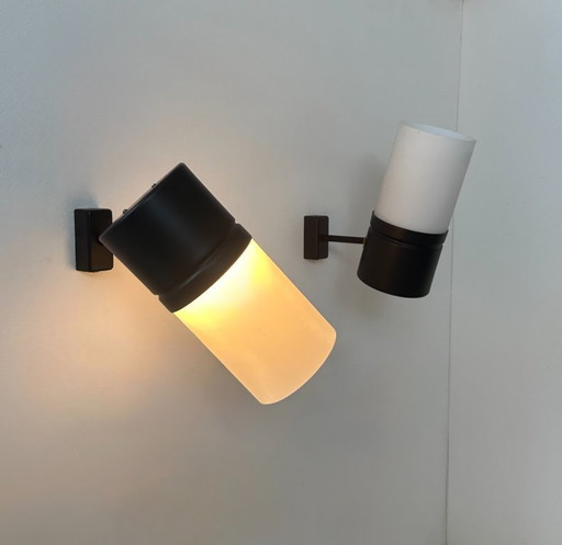 Coppia di applique vintage regolabili, metallo nero opaco e vetro opalino, Francia, 1950