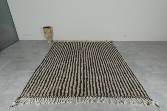 Image 1 of Marokkaans tapijt met strepenpatroon, 2,4 x 1,6 m