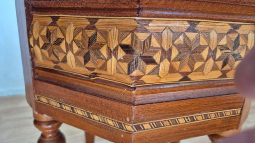 Table d'appoint octogonale ancienne avec sculptures en bois - Bijoux Vintage uniques pour votre intérieur !