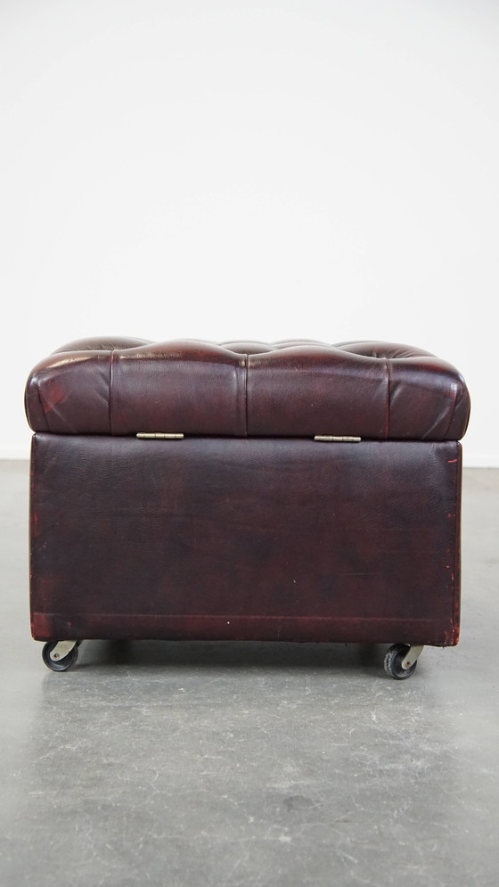 Image 1 of Rode Rundleren Chesterfield Hocker Op Wieltjes