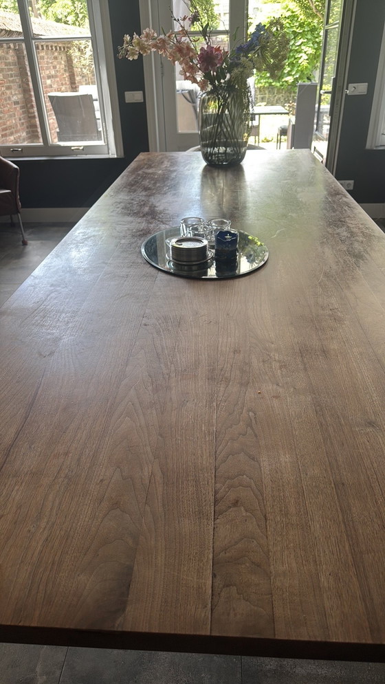 Image 1 of Amerikaans houten tafel met 8 Spica stoelen