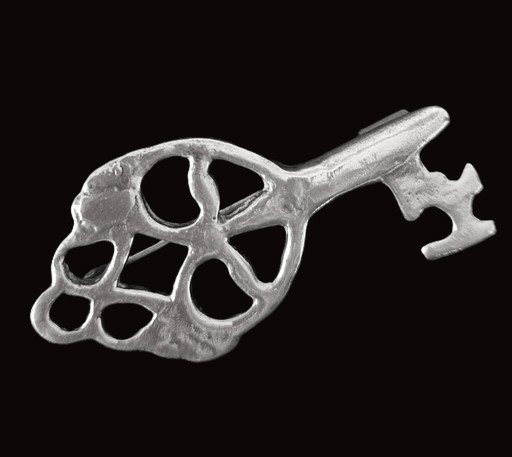 Silberne Schlüsselbrosche aus Schweden – gekennzeichnet