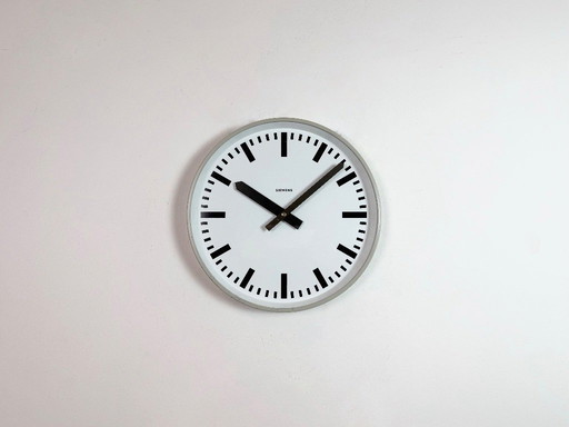 Graue Industriewanduhr von Siemens, 1970er Jahre