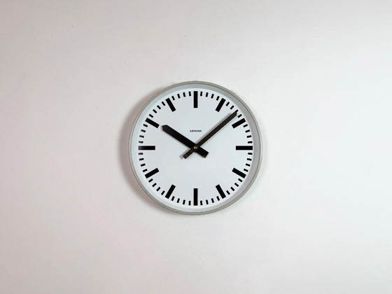 Image 1 of Grijze industriële fabriekswandklok van Siemens, jaren 70.