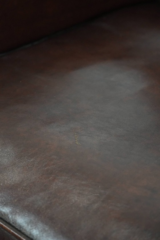 Image 1 of Poltrona in pelle di pecora dall'aspetto senza tempo e dal bellissimo colore scuro