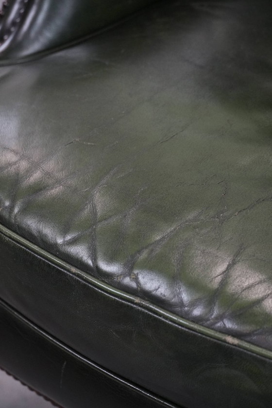 Image 1 of Fauteuil Chesterfield classique en cuir de vachette lisse de couleur vert foncé