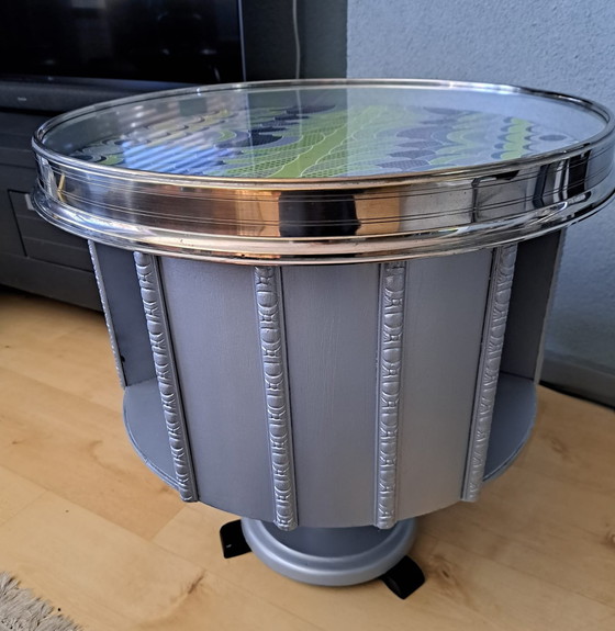Image 1 of Carousel table