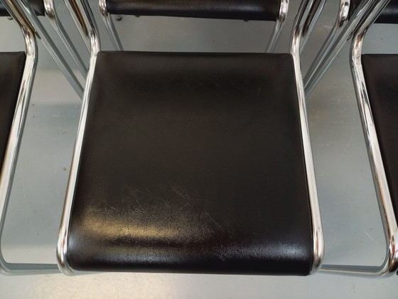 Image 1 of Suite de 6 chaises italiennes empilables vintage en métal chromé et skai noir des années 70 80
