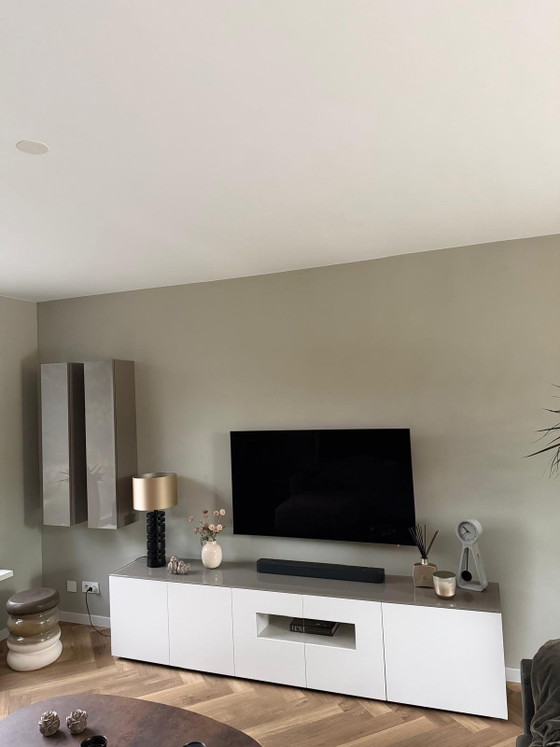 Image 1 of Mueble de TV Karat con 2 armarios de pared Karat.