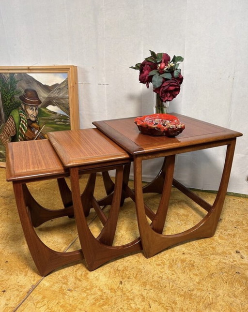 Tables gigognes en teck vintage rétro du milieu du siècle par GPlan 1960 Danish Deaign