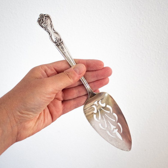 Image 1 of Servidor de pasteles antiguo de 1951, chapado en plata, diseño Magnolia de Wm Rogers Mfg.