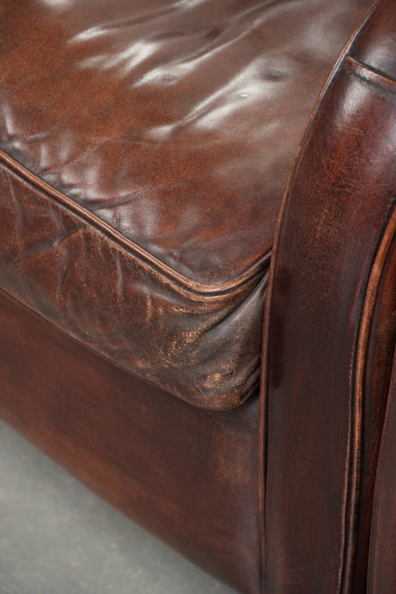 Image 1 of 2x dunkel cognacfarbene Schaffellsessel mit abgerundeten Formen und elegantem Design
