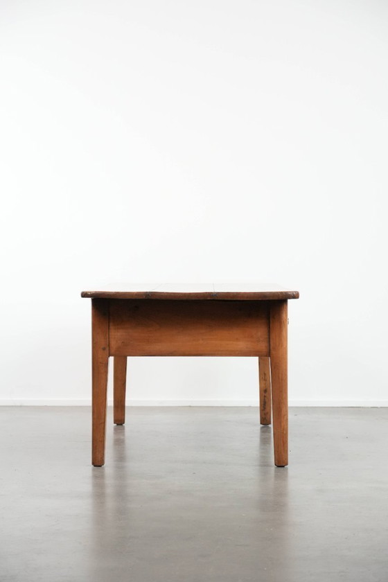 Image 1 of Antieke Franse salontafel gemaakt van vruchtenbomenhout uitgevoerd met twee lades