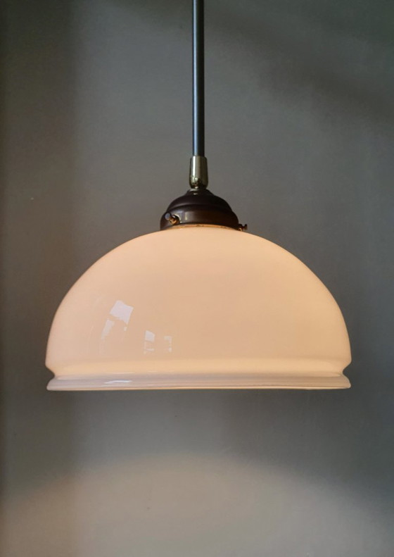 Image 1 of Lampada a sospensione vintage - vetro opalino bianco in forma decorativa
