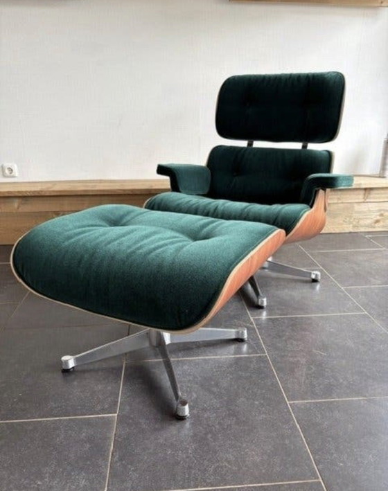 Image 1 of Nuova poltrona lounge Vitra + poggiapiedi Santos in velluto color palissandro, tessuto verde pino Calma