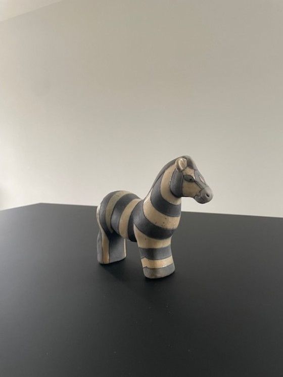 Image 1 of Estatua de cebra de cerámica raku – diseño artesanal
