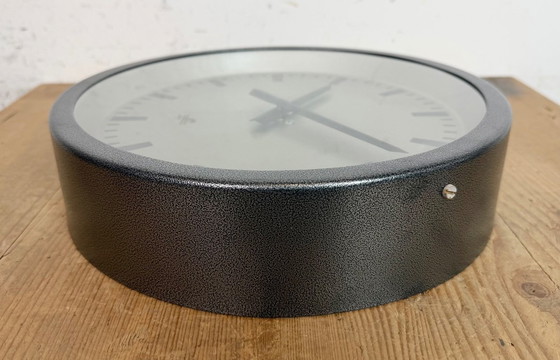 Image 1 of Grijze industriële fabriekswandklok van Elfema, jaren 60.