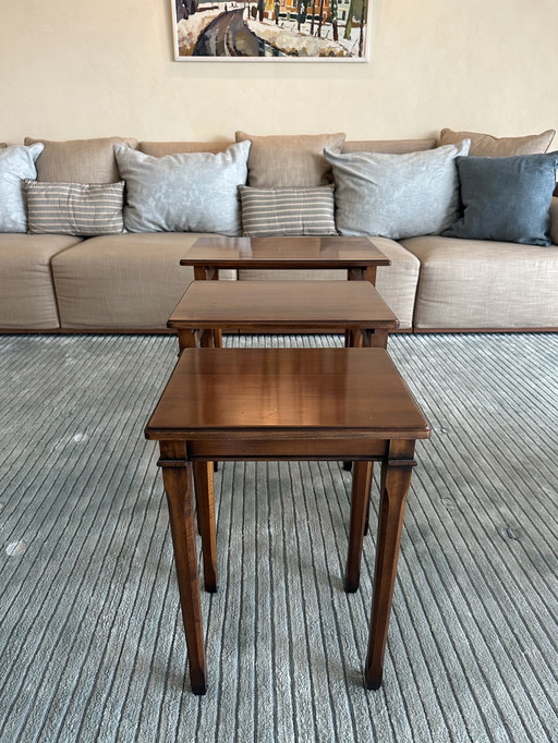 3 petites tables gigognes en bois sculpté