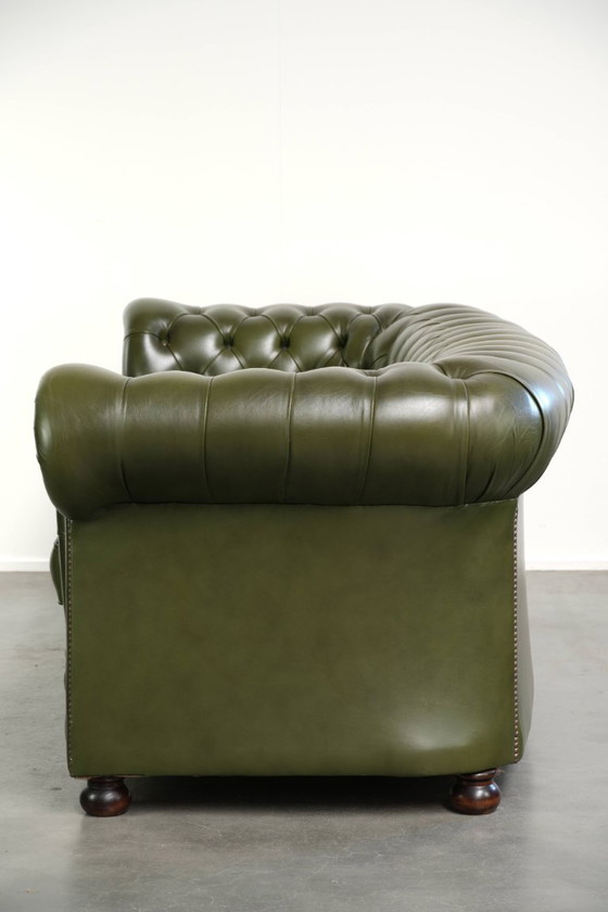 Très beau canapé Chesterfield 2,5 places en cuir de vachette vert de style anglais avec un superbe look (photo 4 of 13)