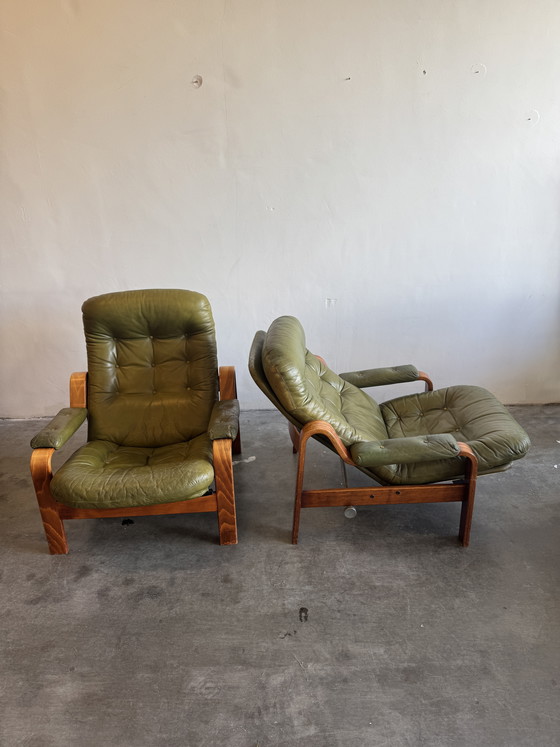Image 1 of Juego de 2 sillones verde oliva – Göte Möbler, Suecia, años 70