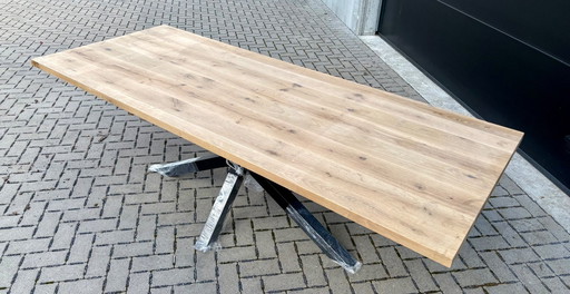 Tavolo in rovere con gamba a ragno in acciaio